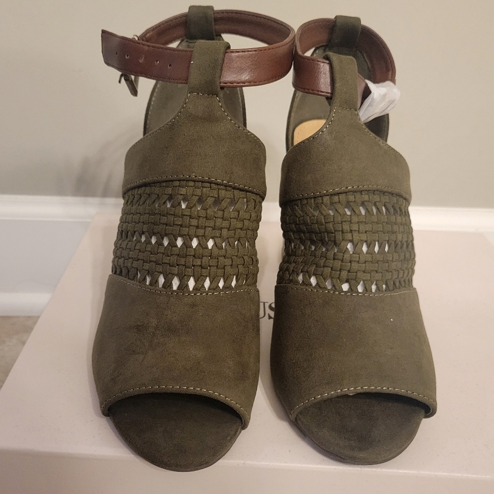 *NEW* Women's Olive Sandals